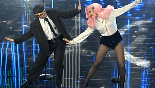 Ascolti tv, boom della serata cover di Sanremo: oltre dieci milioni per i duetti