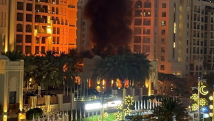 Terrore a Dubai per l'attacco dell'Iran: hotel in fiamme dopo il raid di un drone