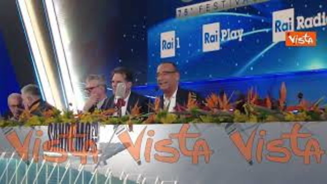 Nino Frassica scherza con Carlo Conti durante la conferenza stampa