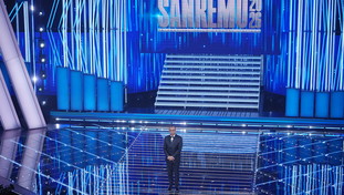 La serata finale di Sanremo | Il messaggio di Conti sulla guerra, De Martino conduttore nel 2027 - <span style=color: rgb(153, 0, 0);>LIVE</span>