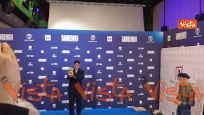 le foto di sal da vinci con il premio di sanremo da Iltempo.it le foto di sal da vinci con il premio di sanremo