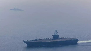 Iran, missili contro la portaerei americana. Incendio alla base navale di Abu Dhabi