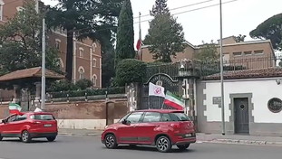 Festa e carosello di auto davanti all'ambasciata dell'Iran a Roma | <span style=color: rgb(153, 0, 0);>GUARDA</span>