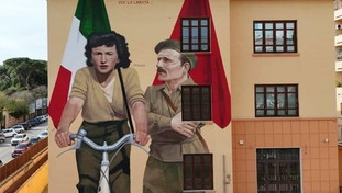 Murale "comunista" sulla scuola. FdI: "Fa propaganda". E dimentica la pagina nera della Resistenza. Interrogazione a Valditara&nbsp;