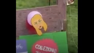 Ghigliottina sulla testa di Giorgia Meloni: orrore al Carnevale di Reggio Emilia