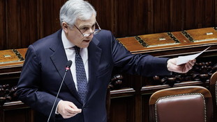 Ti chiamava Giuseppi.... Tajani umilia Conte in Commissione: caos e seduta sospesa | VIDEO