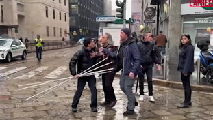 Iraniani sotto il consolato Usa, arriva l'attivista ProPal e provoca: rissa sfiorata | GUARDA