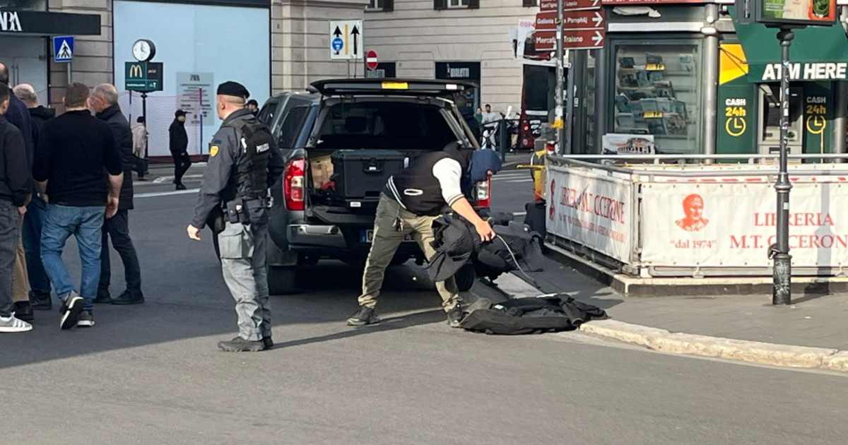 Palazzo Chigi, pacco sospetto e artificieri. Cos'è successo..