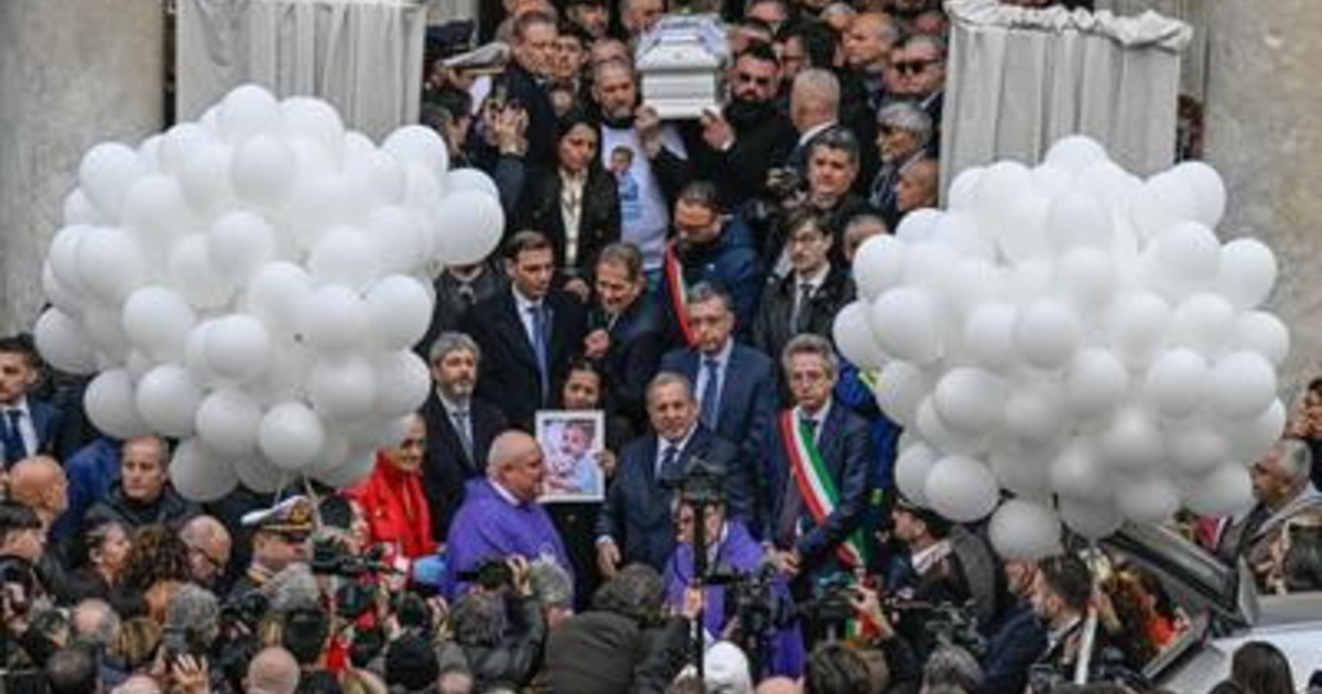 nola folla ai funerali di domenico meloni abbraccia la madre del bimbo da Iltempo.it nola folla ai funerali di domenico meloni abbraccia la madre del bimbo