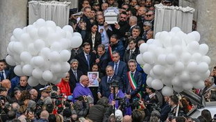 Nola, folla ai funerali di Domenico. Meloni abbraccia la madre del bimbo