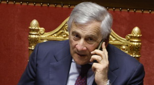 Camera, Tajani a Renzi: "Nervoso? Le tue conferenze a pagamento". Il duello social...