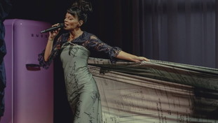 David Harbour tradisce Lily Allen, lei si vendica sul palco di Glasgow: il vestito fa il giro del mondo