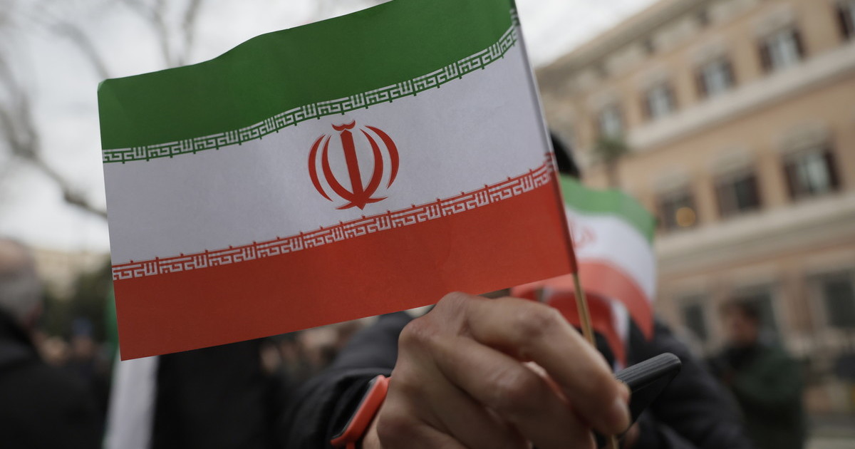 Iraniani in piazza per la libertà. Ma da noi “femministe” in corteo contro il patriarcato Usa Israele