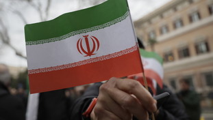 Iraniani in piazza per la libertà. Ma da noi “femministe” in corteo contro il patriarcato Usa-Israele