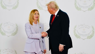 “Amo l'Italia, Meloni una grande leader”. Trump elogia la premier e scarica Londra e Madrid