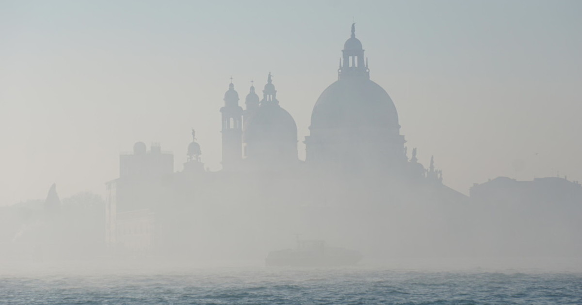 La nebbia frega un turista austriaco: la macchina sfonda la catena e finisce in laguna