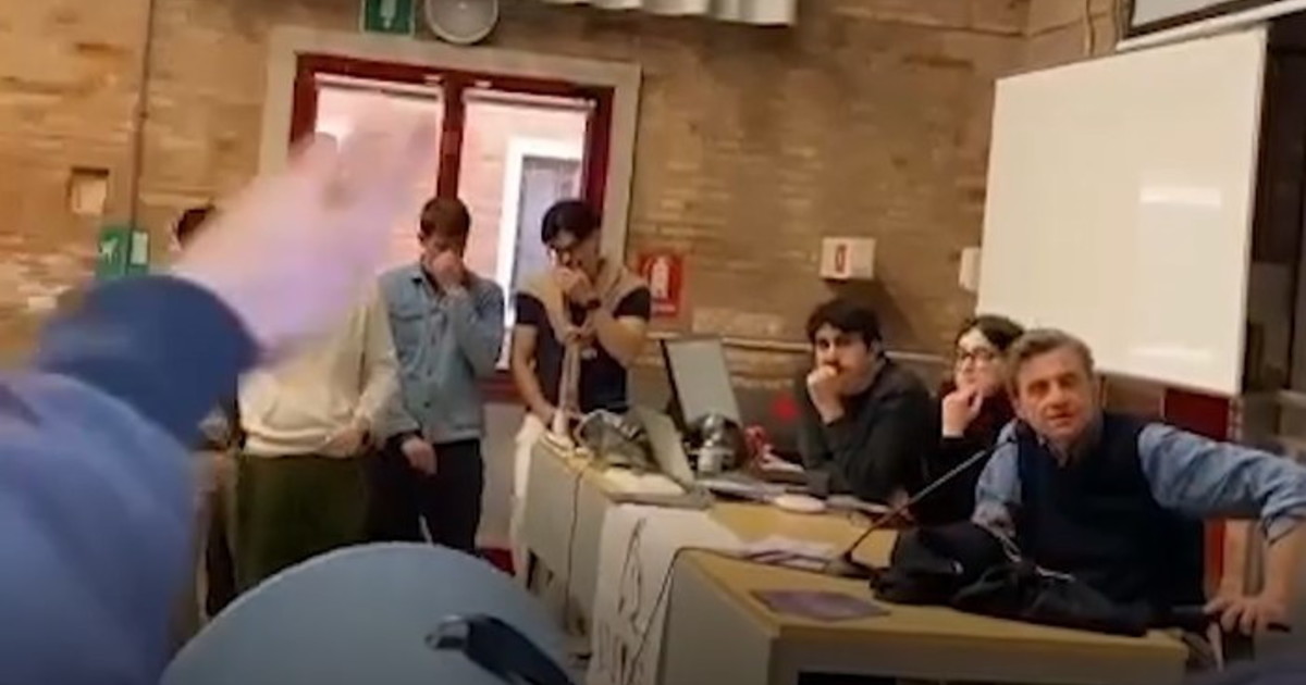 ProPaò fa il gesto della P38, contestazione choc a Calenda | VIDEO