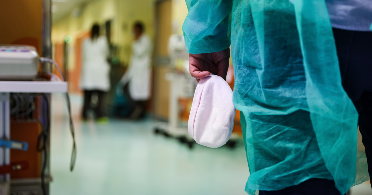 El médico licenciado trabajó 442 horas al mes.