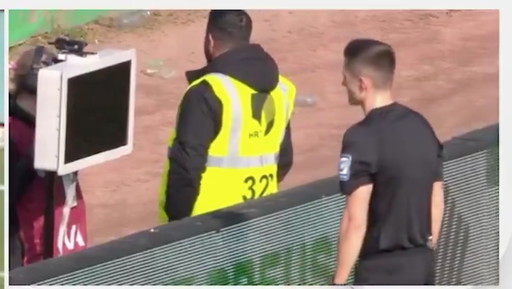 Ultrà con il passamontagna manomette il monitor Var: arbitro incredulo, caos in Germania