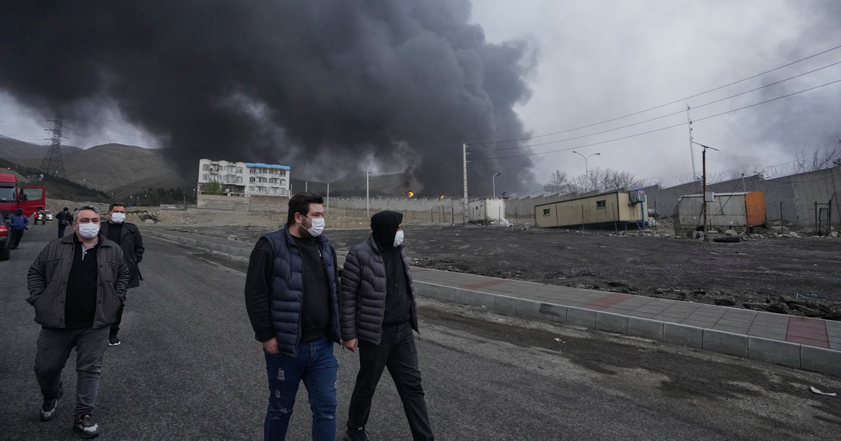 Stretto di Hormuz bloccato, petrolio e gas ai massimi: esplodono i mercati