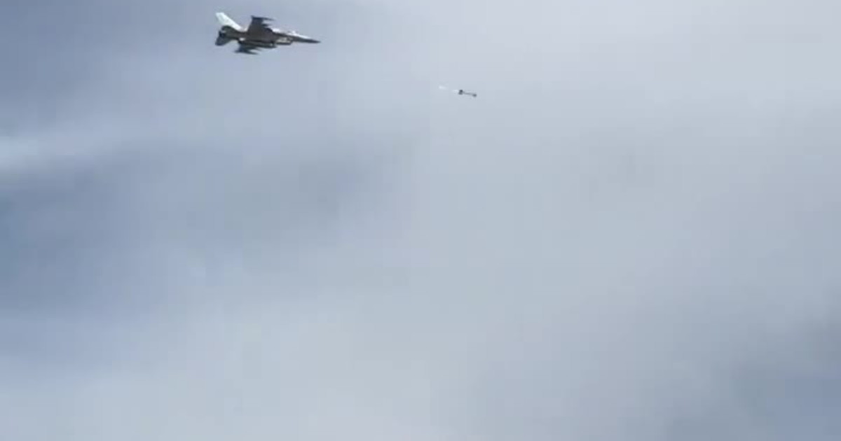 Dubai, bagnanti increduli in spiaggia: duello nei cieli, il jet spara razzi | <span style=color: rgb(153, 0, 0);>VIDEO</span>