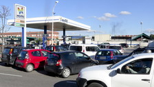 Rallentano ma non si fermano i rincari di benzina e diesel: i marchi che hanno aumentato i prezzi