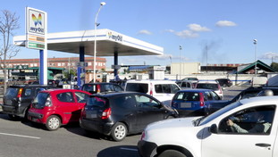 Rallentano ma non si fermano i rincari di benzina e diesel: i marchi che hanno aumentato i prezzi
