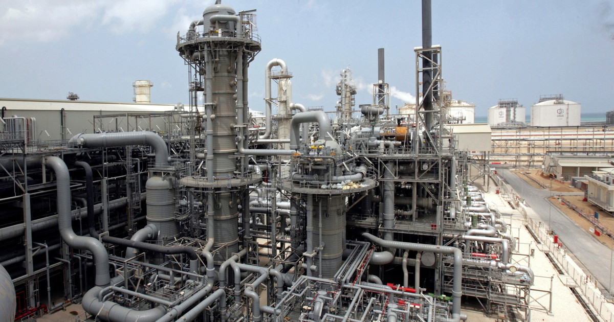 Stretto di Hormuz chiuso, navi gasiere cambiano rotta: Europa e Asia in guerra per il Gnl