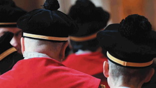 La supercasta: il giudice va al mare, atti in tabaccheria... "Assolto" dal Csm