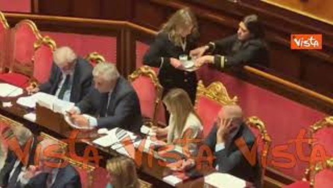Un bicchiere d'acqua per la premier Meloni durante la discussione in Senato sulla crisi in Iran