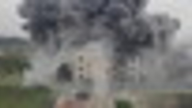 Il momento in cui un raid israeliano colpisce edificio sud del Libano