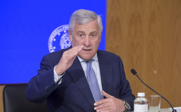 Iran, Tajani “Nessuna trattativa per passaggio navi italiane in Stretto Hormuz”