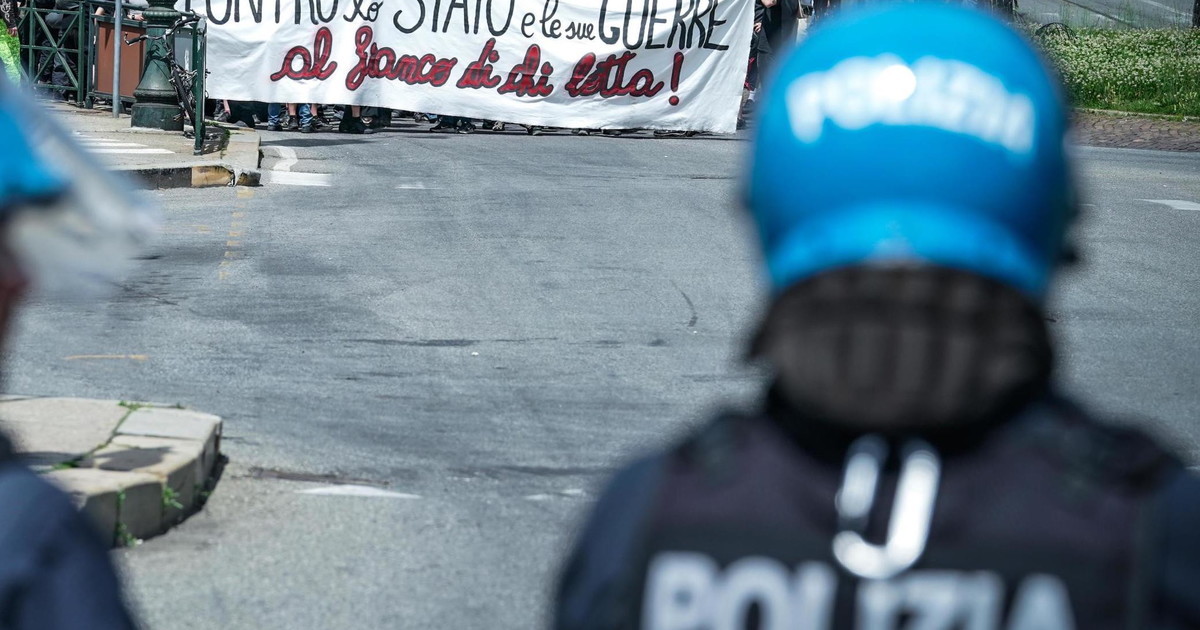 Anarchici sul piede di guerra: "41 bis è tortura", in piazza per Cospito & Co,
