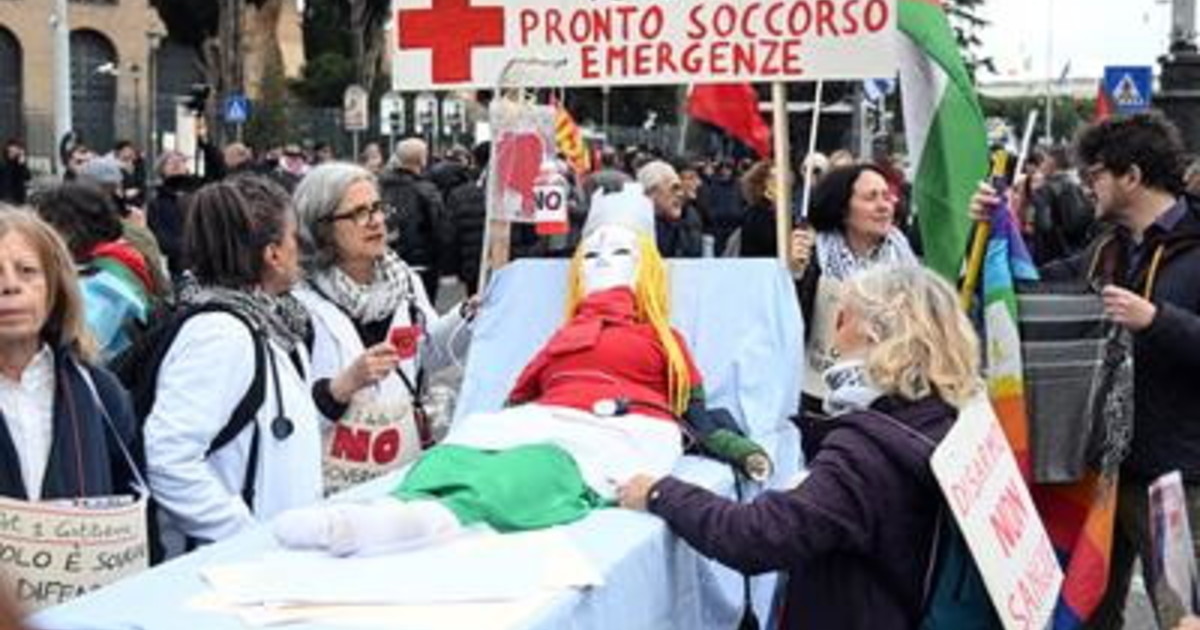 Referendum, al corteo per il No bambola raffigurante Giorgia Meloni sulla barella del pronto soccorso