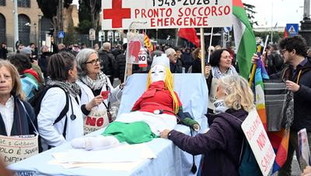 Referendum, al corteo per il No bambola raffigurante Giorgia Meloni sulla barella del pronto soccorso