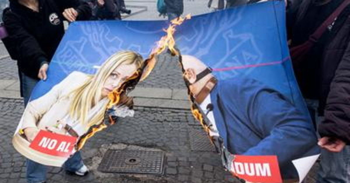 Corteo per il No, bruciate le foto di Meloni, Nordio e Trump. A fuoco bandiera Usa