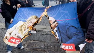 Corteo per il No, bruciate le foto di Meloni, Nordio e Trump. A fuoco bandiera Usa