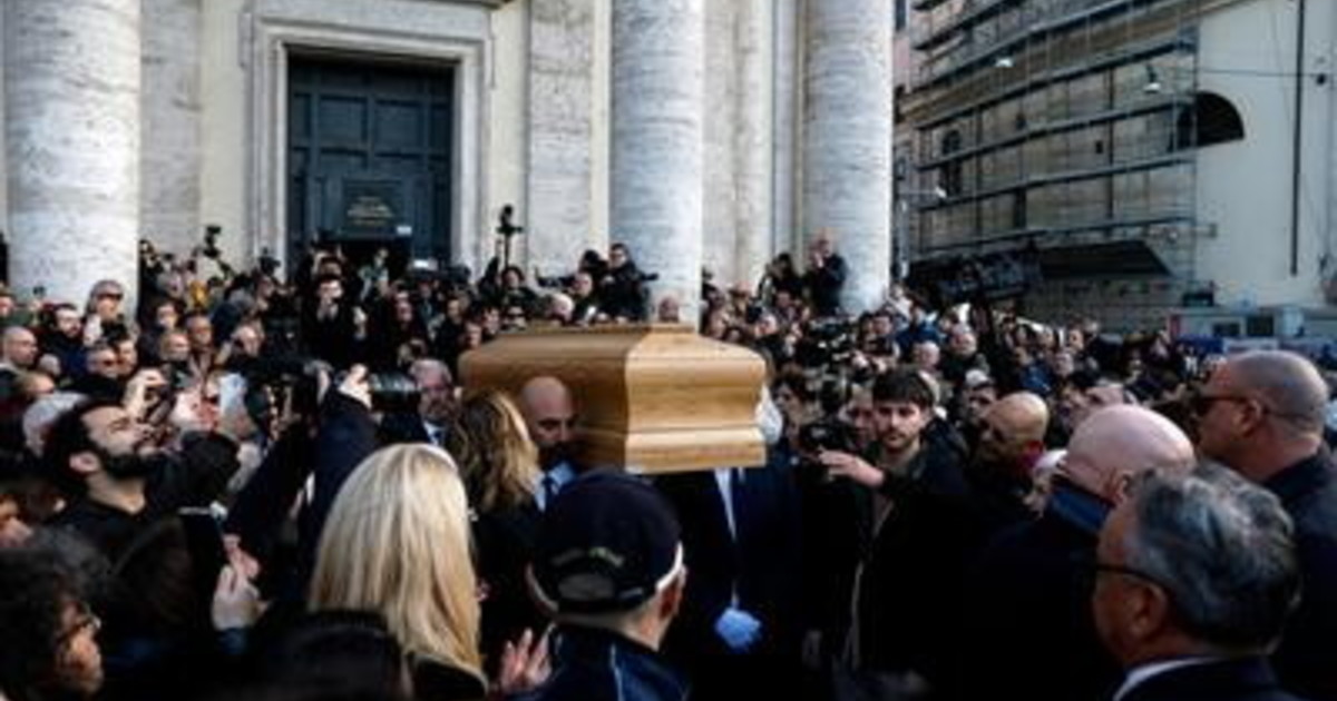 Addio a Enrica Bonaccorti, ai funerali la lettera di Renato Zero e l