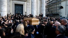 Addio a Enrica Bonaccorti, ai funerali la lettera di Renato Zero e l'abbraccio degli amici