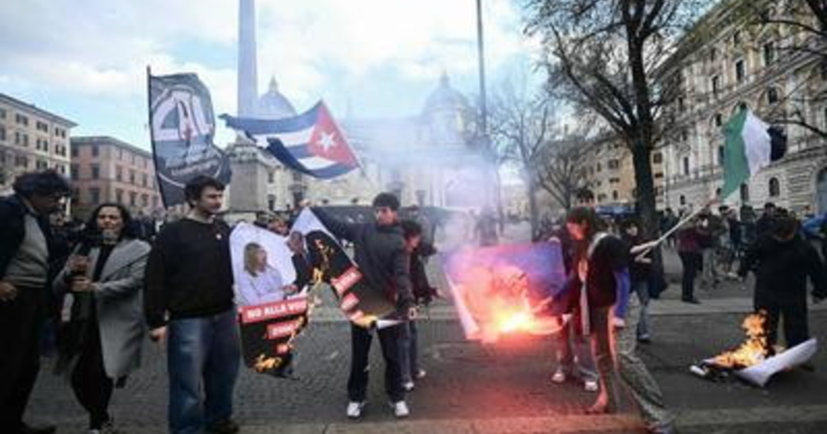 Corteo del No, foto di Meloni e Nordio bruciate: solidarietà alla premier. Il ministro: "Non ho paura"