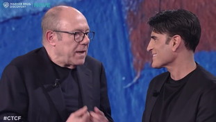 Sal Da Vinci e Verdone, carrambata dopo 40 anni da "Troppo forte" | <span style=color: rgb(153, 0, 0);>VIDEO</span>