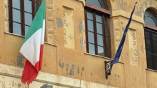 Nascosto, strappato, sbiadito. Il Tricolore s'arrende a scuola 