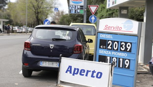 Caro benzina, governo in azione: bonus, social card e stretta sulle speculazioni