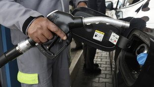Guerra e benzina alle stelle: il governo taglia 25 centesimi al litro e colpisce gli speculatori