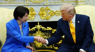 Usa, Trump nello studio ovale gela la presidente giapponese. Cosa ha detto...