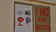 Referendum, cartelli choc nella scuola seggio elettorale: I No sono preziosi