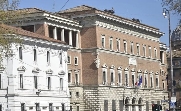 Borsa sospetta con foulard con falce e martello davanti a Ministero Giustizia