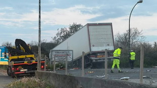 Tir si schianta su un distributore a Castel Romano: dove finisce