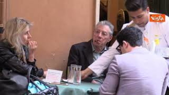addio a umberto bossi eccolo nel 2018 prendere un caff232 col figlio renzo in centro a roma archivio da Iltempo.it addio a umberto bossi eccolo nel 2018 prendere un caff232 col figlio renzo in centro a roma archivio
