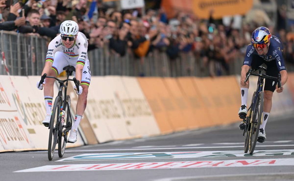 Pogacar cade e trionfa, sua per la prima volta la Milano-Sanremo